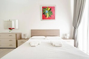1 dormitorio, tabla de planchar con plancha, wifi y ropa de cama