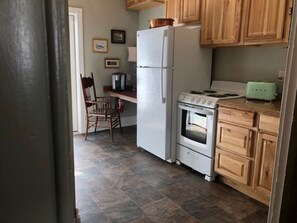 Køleskab, mikrobølgeovn, ovn, kogeplade