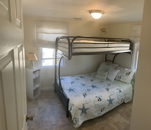 2 bedrooms, iron/ironing board, free WiFi, bed sheets - Clean/cozy, 2 bed room, 2 BLK to beach, huge Terrace, free parkings+4 pass (Seaside Heights)