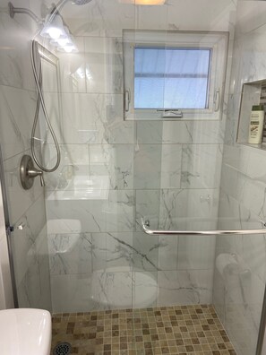 Douche, sèche-cheveux, serviettes fournies, shampoing