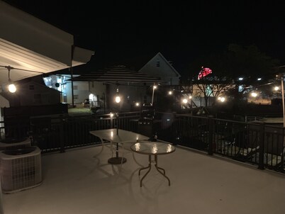 Clean/cozy, 2 BLK to beach, central air/huge terrace, parking+4 badges+grill