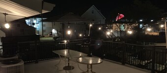 Clean/cozy, 2 BLK to beach, central air/huge terrace, parking+4 badges+grill