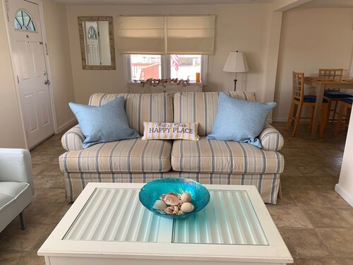 Clean/cozy, 2 bed room, 2 BLK to beach, huge Terrace, free parkings+4 pass