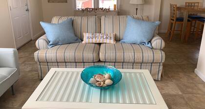 Clean/cozy, 2 bed room, 2 BLK to beach, huge Terrace, free parkings+4 pass