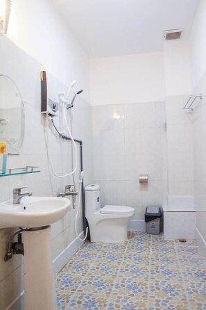 Phòng đôi Deluxe | Phòng tắm | Buồng tắm vòi sen, máy sấy tóc, dép đi trong nhà, khăn tắm 