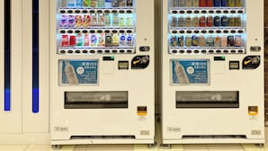 Twee automaten met diverse dranken en snacks.