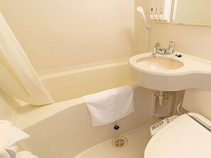 Combined shower/bathtub, free toiletries, hair dryer, slippers