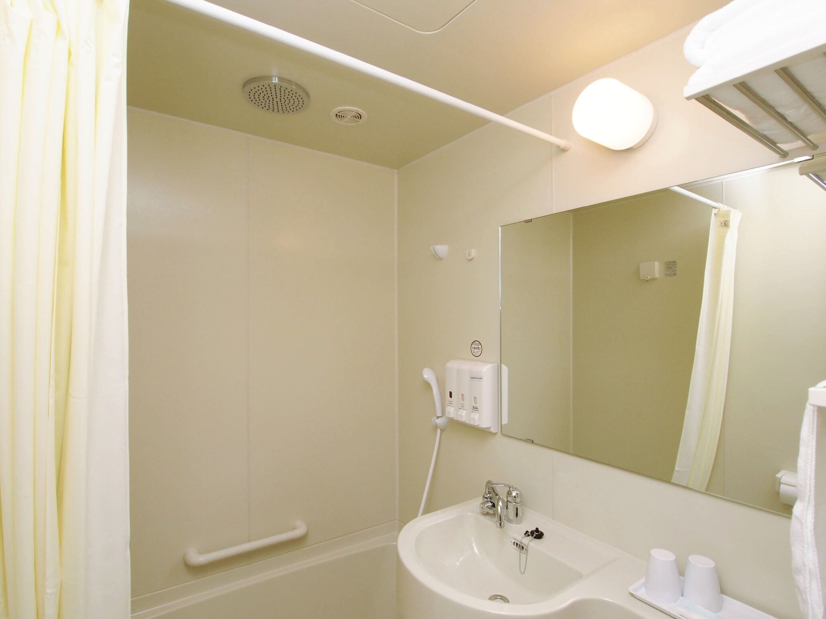 combined shower/bathtub, free toiletries, hair dryer, slippers