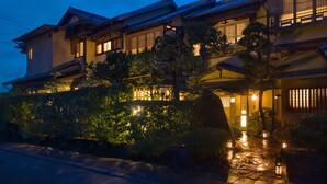 Una casa japonesa tradicional con varias ventanas y un sendero de piedra.
