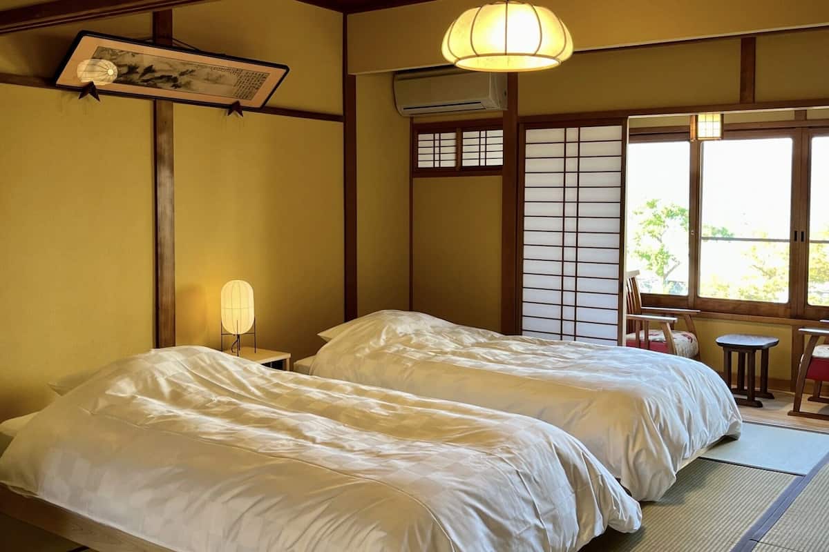 Quarto duplo standard, 2 camas de solteiro, para não fumantes, vista para o mar | Frigobar, Wi-Fi de cortesia, individualmente decorados, roupa de cama