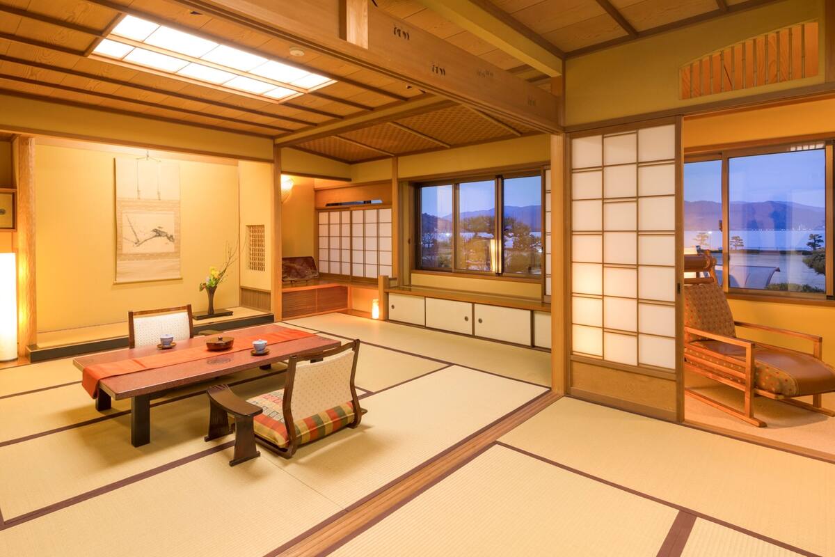 Um quarto japonês tradicional com tatames, uma mesa baixa e um futum.