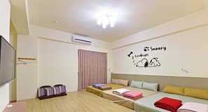 Habitación familiar, varias camas, lanai | Minibar, escritorio, camas supletorias y wifi gratis
