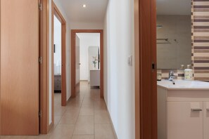 Sèche-cheveux, serviettes fournies, papier toilette