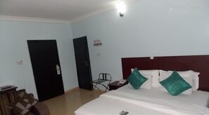 5 多间卧室、办公桌、免费 WiFi、床单