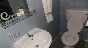 Suihku, ilmaiset hygieniatuotteet, hiustenkuivaaja, tohvelit
