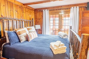 4 bedrooms, iron/ironing board, WiFi, bed sheets - Lake George Halls House  (Lake George)