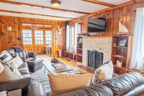 Smart TV, books - Lake George Halls House  (Lake George)