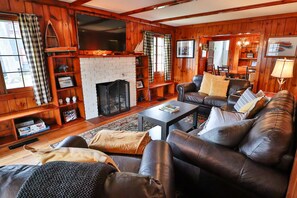 Smart TV, books - Lake George Halls House  (Lake George)