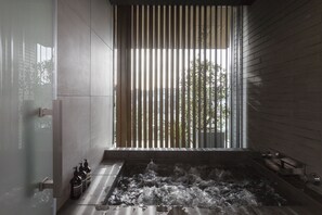 Phòng Suite (Canata, Sora) | Phòng tắm | Bồn tắm và buồng tắm vòi sen riêng, vòi sen phun mưa 