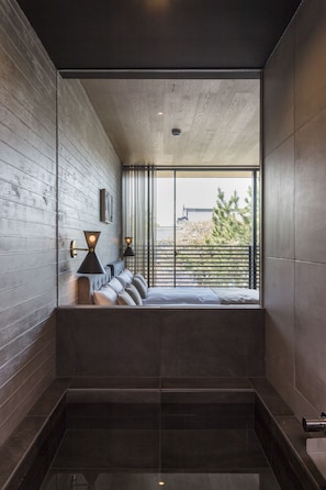 Deluxe Twin Room | Bathroom | Separate tub and shower, rainfall showerhead, designer toiletries - Hotel Canata Kyoto (Kyoto)