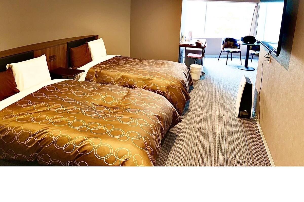 Habitación Deluxe con 2 camas individuales, para no fumadores | Edredón, escritorio, tabla de planchar con plancha y wifi gratis
