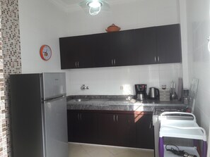 Fridge, oven, stovetop, coffee/tea maker - Beautiful Apartment 5km from downtown FREE WIFI & Parking (Kénitra)