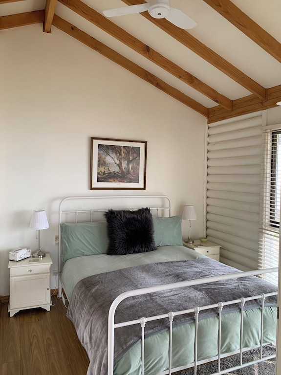 Two Fat Ponies (Formerly Se7en On Sevenhill) - "The Sunrise Cabin" - South Australia