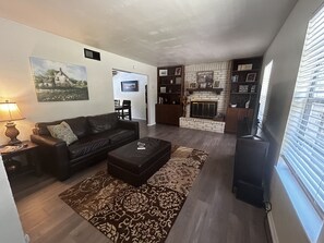 Smart TV, chimenea, libros y videoteca 