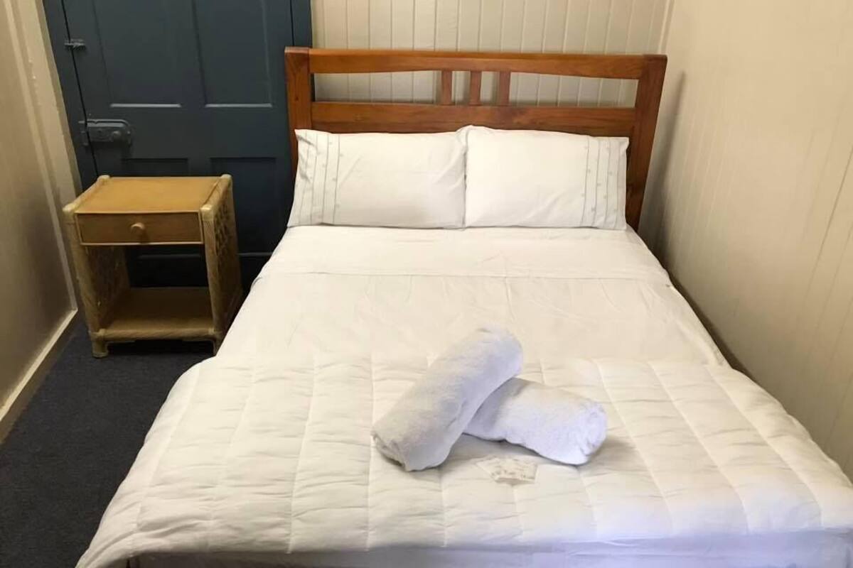 Quarto básico | Ferros/tábuas de passar roupa, roupa de cama