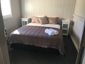 Shower, towels, soap, toilet paper - Goondi Hill Hotel (Goondi Hill)