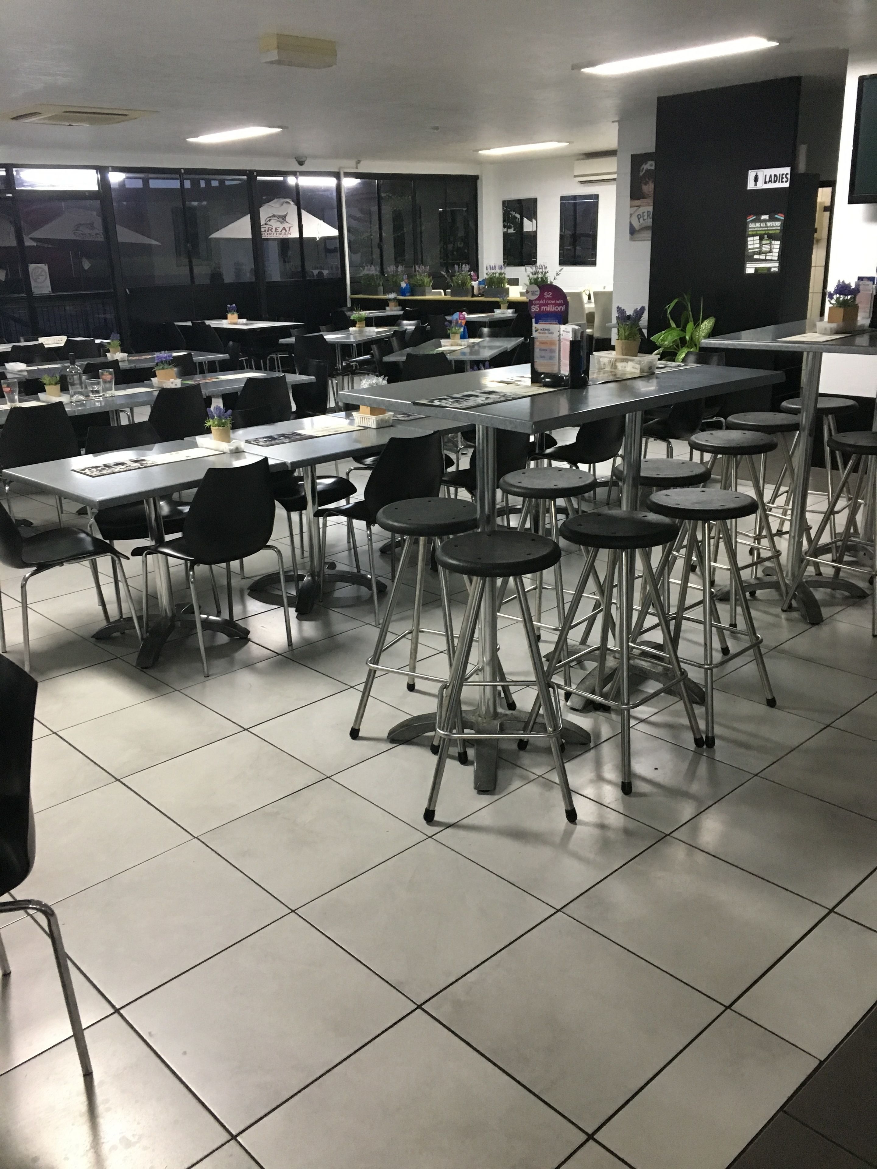 Serveert ontbijt, lunch, diner, lokale gerechten 