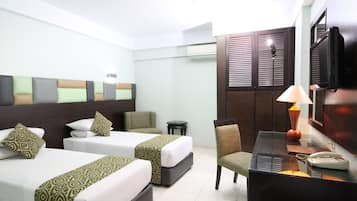 Habitación estándar con 2 camas individuales | Escritorio, camas supletorias, wifi gratis y ropa de cama
