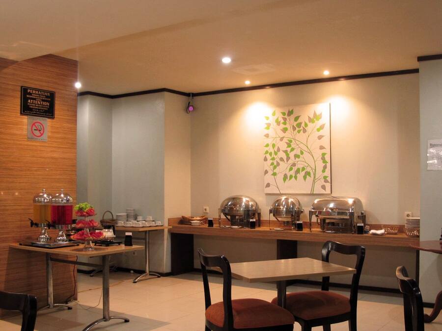 Breakfast, lunch and dinner served