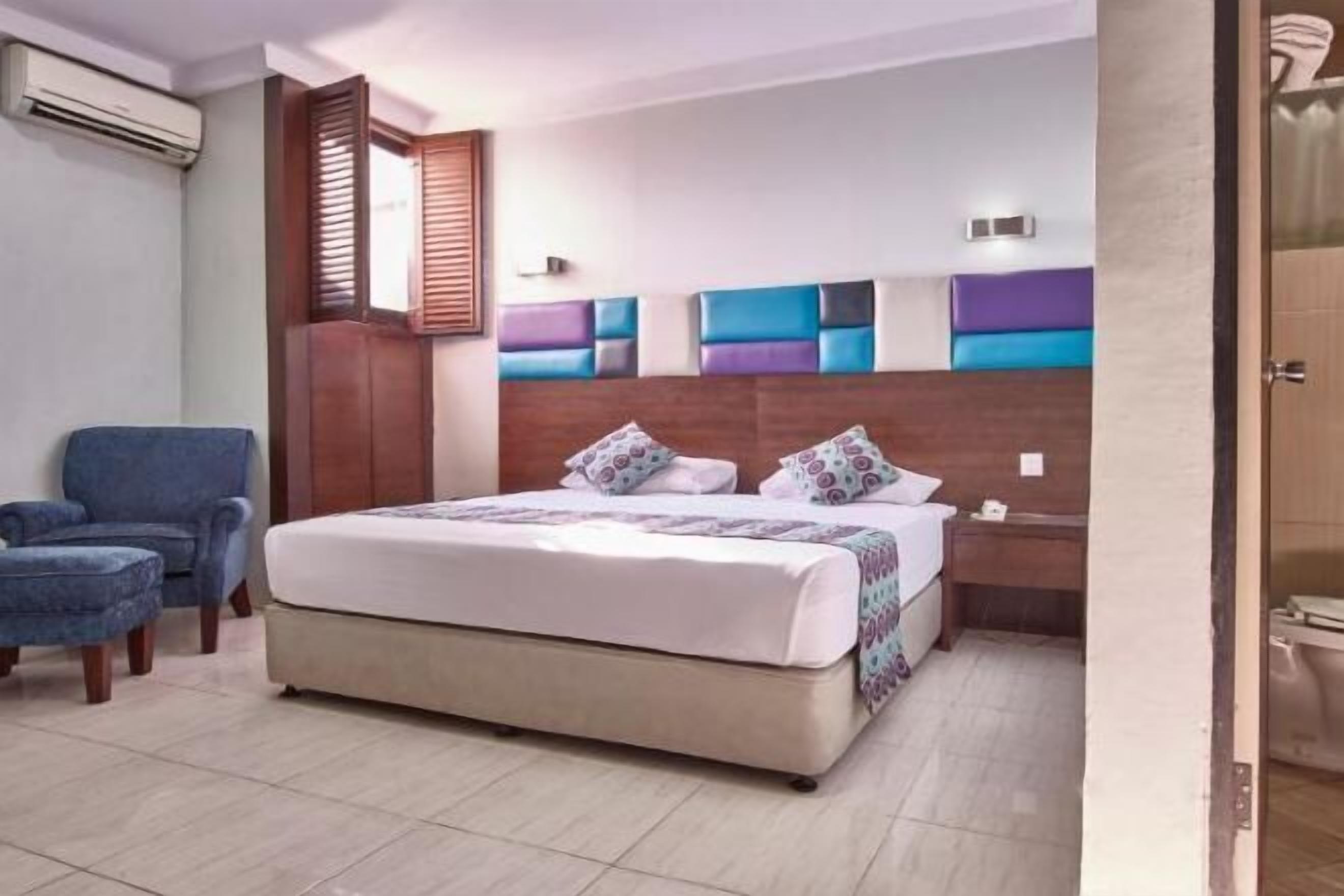 Bàn, giường gấp/giường phụ (phụ phí) 