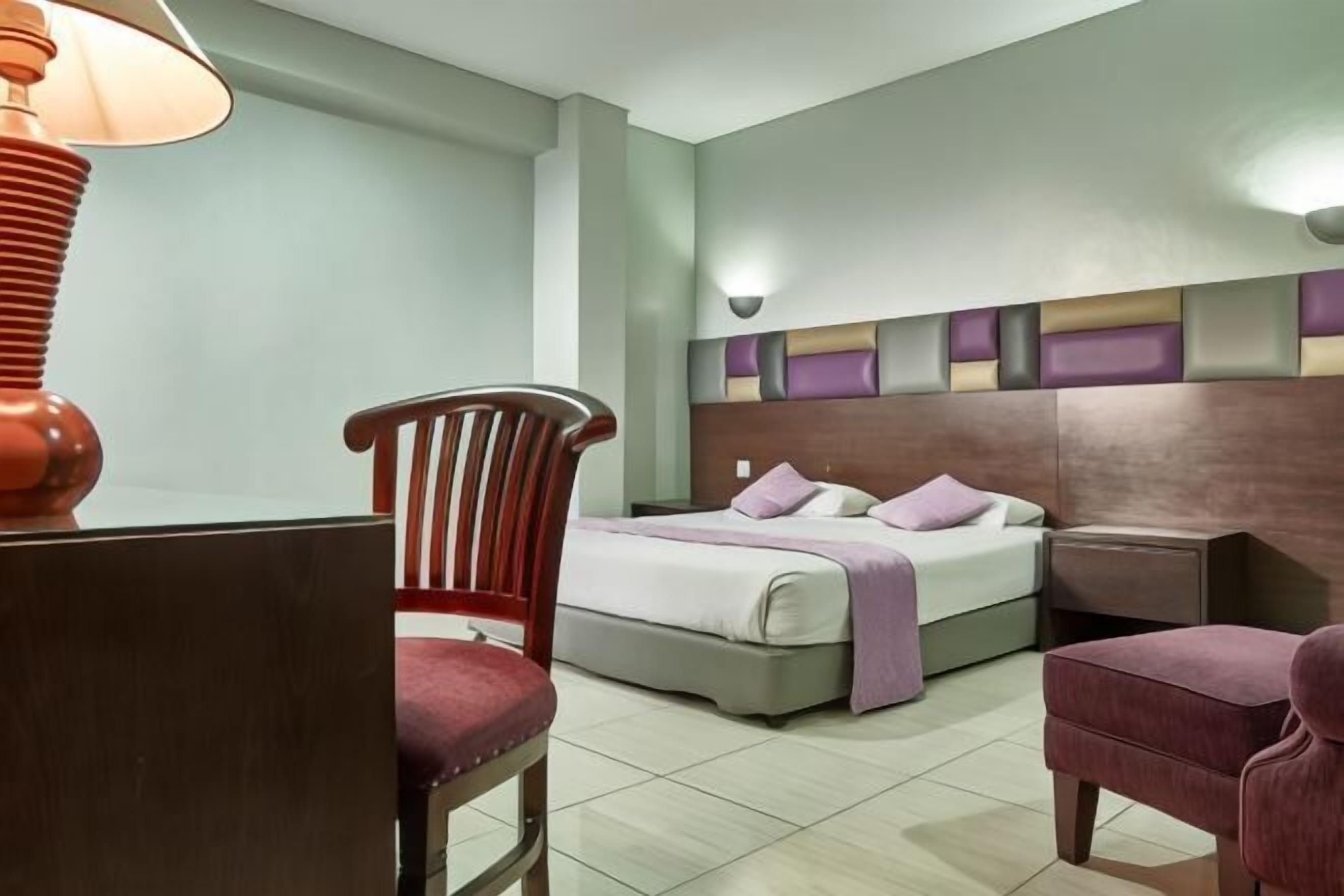 Bàn, giường gấp/giường phụ (phụ phí) 