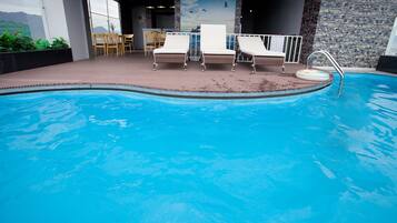 Piscine extérieure, accès possible de 7 h à 22 h, chaises longues