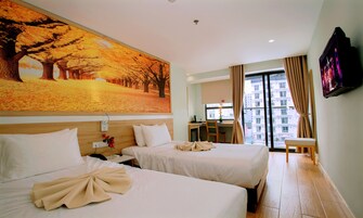 Habitación Deluxe con 2 camas individuales, vistas a la ciudad | Ropa de cama de alta calidad, minibar, caja fuerte y escritorio
