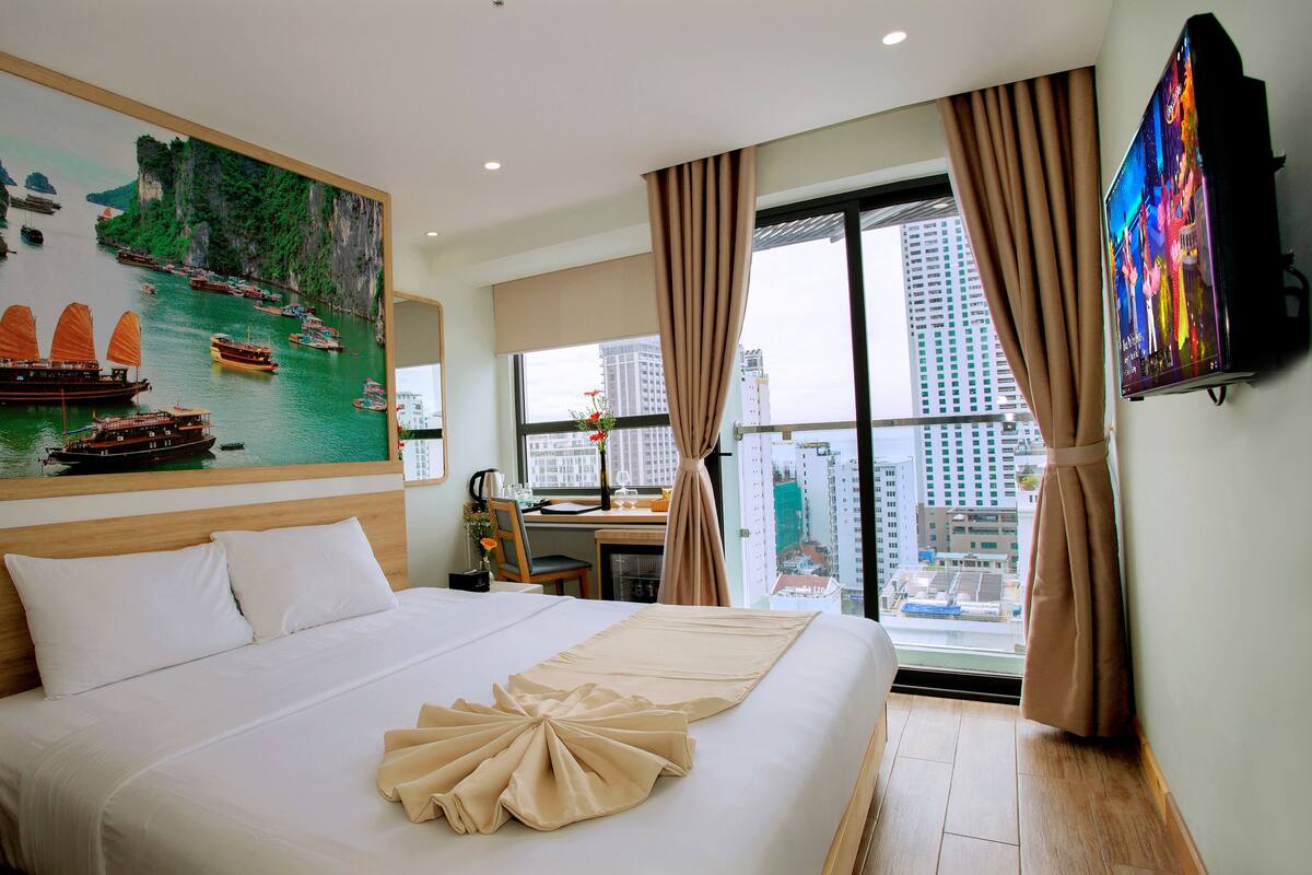 Premier Double or Twin Room, Partial Ocean View | Premium bedding, minibar, in-room safe, desk