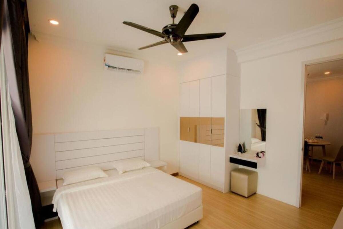Premier Suite | 1 bedroom, desk, blackout drapes, iron/ironing board