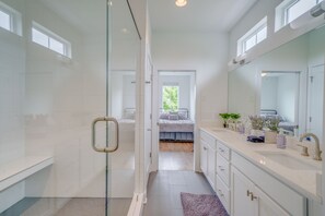 Badewanne, Haartrockner, Handtücher, Seife
