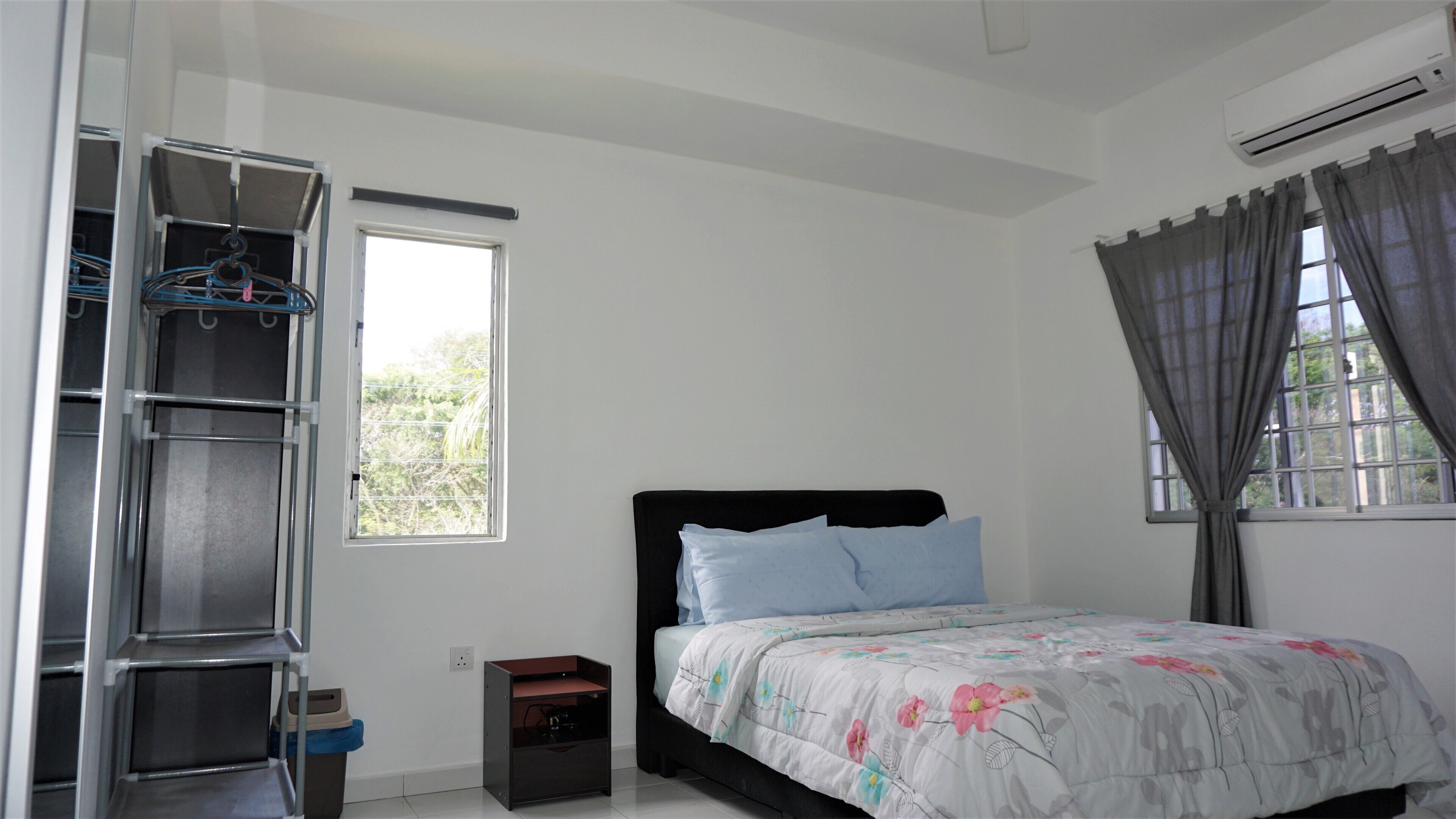 3 habitaciones, tabla de planchar con plancha, wifi y ropa de cama 