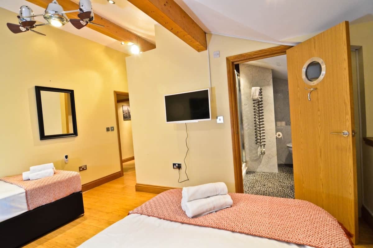 Desk, soundproofing, iron/ironing board, free WiFi