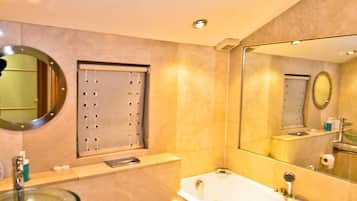 Habitación Deluxe con 1 cama doble o 2 individuales | Escritorio, sistema de insonorización, tabla de planchar con plancha