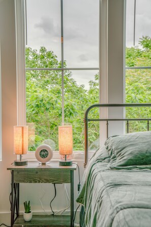 6 bedrooms, desk, iron/ironing board, free WiFi