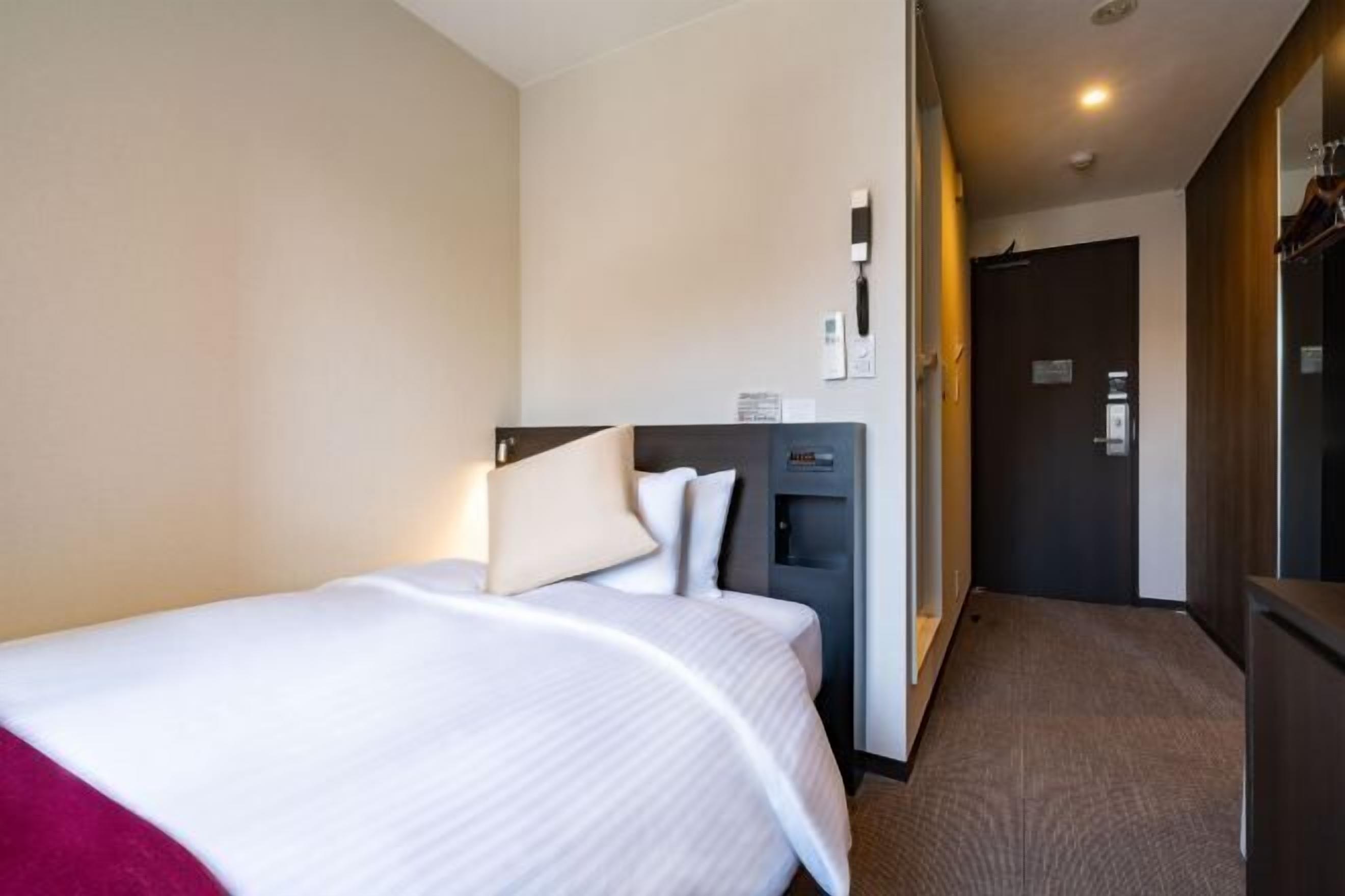 セーフティボックス (室内)、デスク、ノートパソコン用作業スペース、遮光カーテン