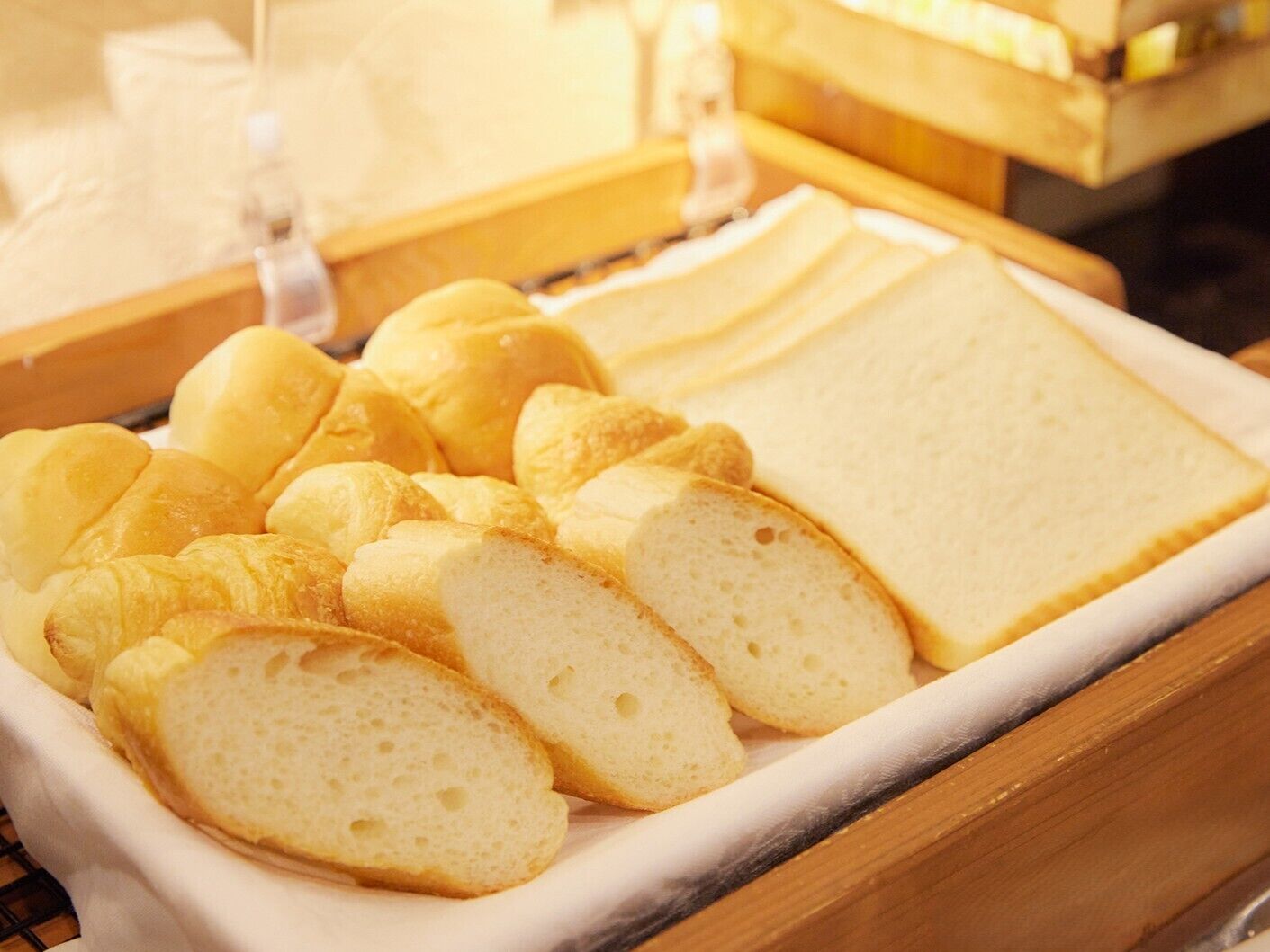 Een schaal met broodjes en sneetjes brood.