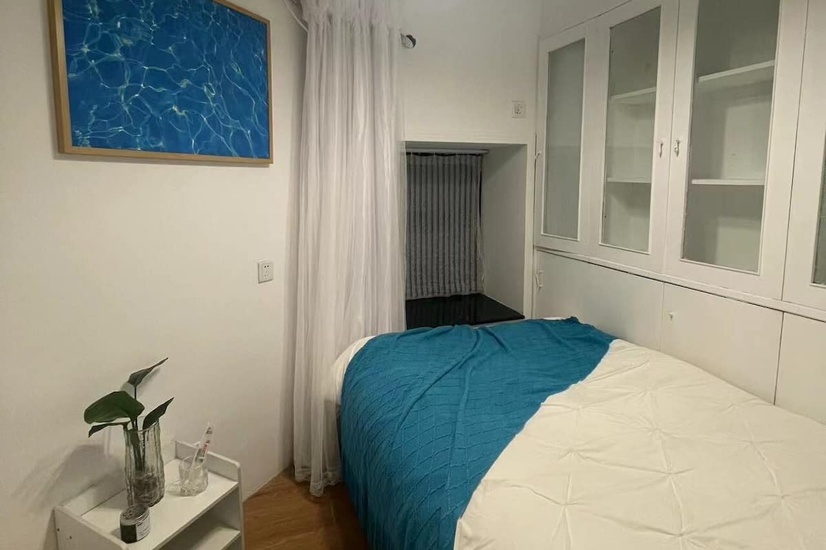 1 bedroom, blackout drapes, free WiFi, bed sheets