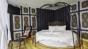 Premium Honeymoon (Bird of Paradise) | Desk, blackout curtains, soundproofing, iron/ironing board