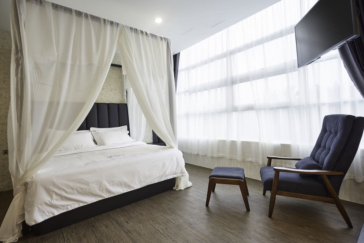 Premium kamer (With Jacuzzi) | Een bureau, verduisterende gordijnen, geluiddichte muren