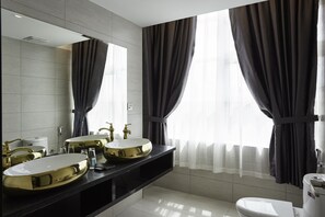 Premium Honeymoon (Bird of Paradise) | Bathroom | Shower, free toiletries, hair dryer, slippers - Dream Luxury Hotel (Muar)